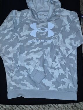 Boys, youth size, extra large under armour came a flage hoodie